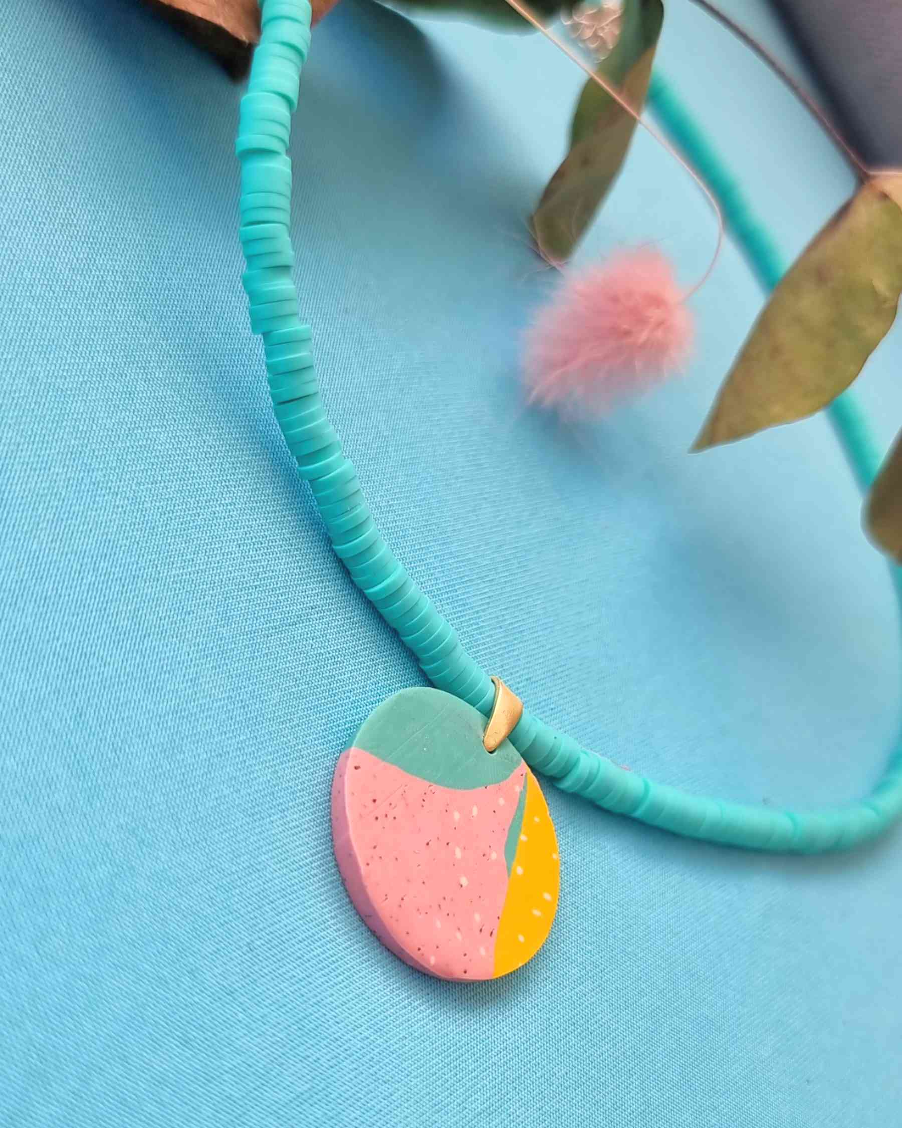 Collar DamascoCollar Damasco Atrae las energías de la nueva temporada , la naturaleza y la playa a cualquier look con el collar Damasco de diseño único. Llene su cuello de colores vivos con este dije en color rosa, azul y amarillo para obtener un look gla