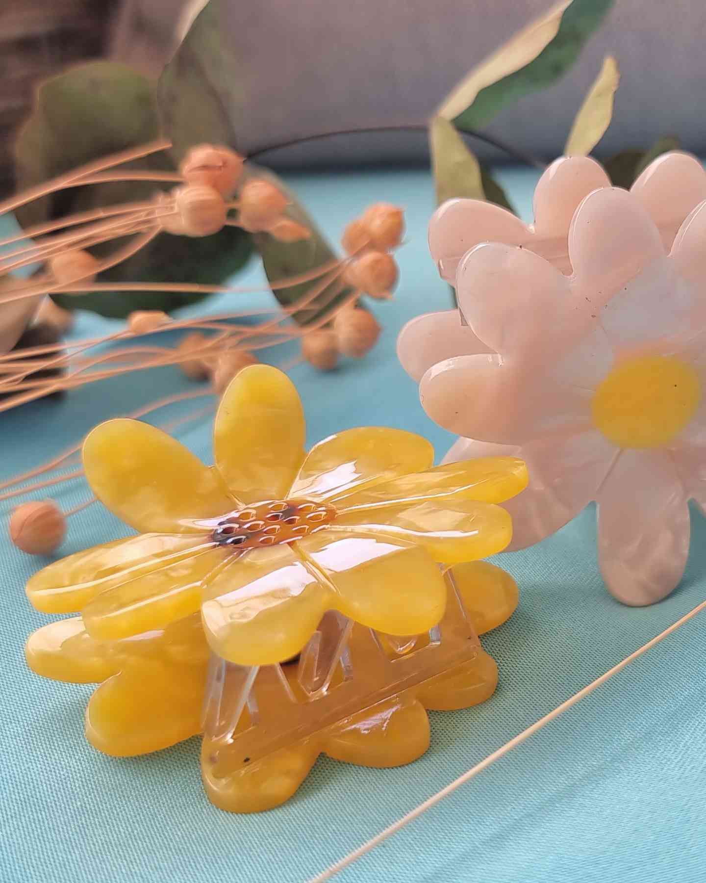 Gancho de cabello Perle | HaarklammerGancho Cabello Flor Perle Nuestros Ganchos de Cabello Perle son la opción perfecta para cualquier ocasión; estos pinzas con forma de flor diseñados con la mejor artesanía en colores vibrantes, le otorgan un toque único