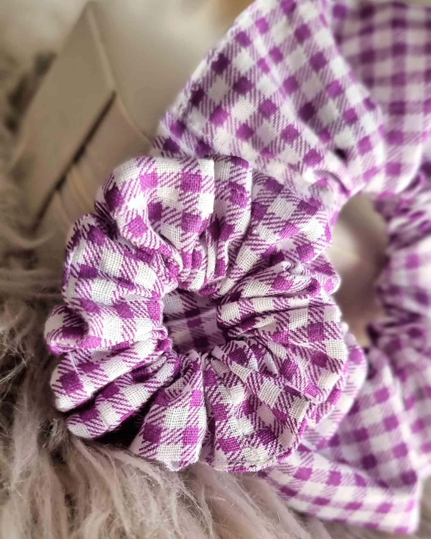 Scrunchie Set Mama & Me - Vichy Lila | HandmadeColeteros mama & mini vichy lila ¡Enamora a todos a la vez con este set de scrunchie Mama & Me! Trae dos coleteros iguales, uno para ti y otro para tu mini me. El estampado de cuadros vichy morados es un must