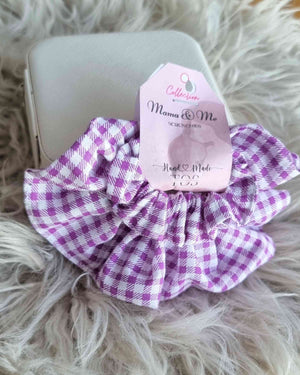 Scrunchie Set Mama & Me - Vichy Lila | HandmadeColeteros mama & mini vichy lila ¡Enamora a todos a la vez con este set de scrunchie Mama & Me! Trae dos coleteros iguales, uno para ti y otro para tu mini me. El estampado de cuadros vichy morados es un must
