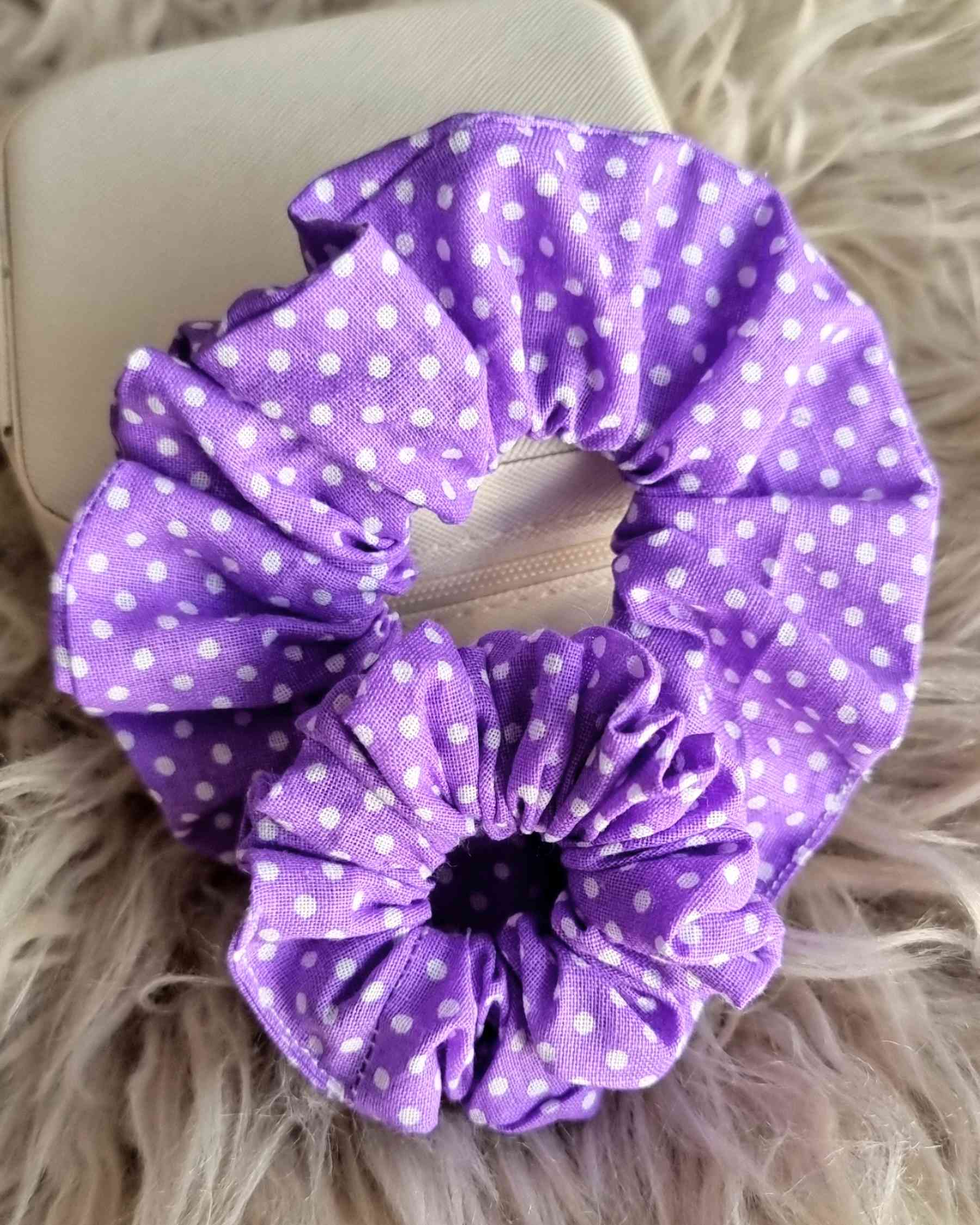 Coleteros Set Mama & Me Lunares Lila | HandmadeSet Scrunchies Mama & Me - Lunares Morado ¡Afila tu look con el set Mama & Me Lunares Lila! Este set de coleteros con lunares en un tono suave de morado te ayudará a proteger tanto tu cabello como el de tu pe