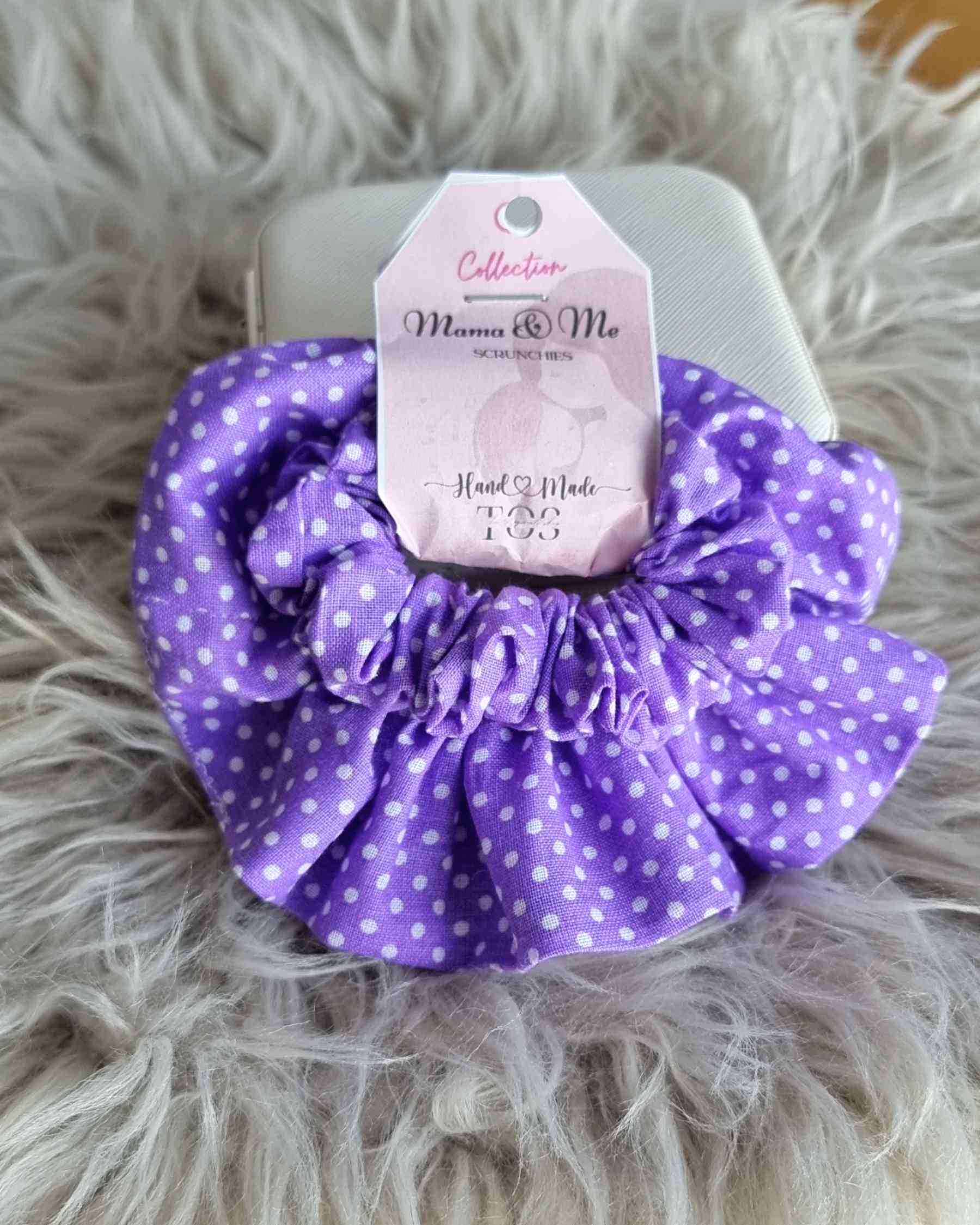 Coleteros Set Mama & Me Lunares Lila | HandmadeSet Scrunchies Mama & Me - Lunares Morado ¡Afila tu look con el set Mama & Me Lunares Lila! Este set de coleteros con lunares en un tono suave de morado te ayudará a proteger tanto tu cabello como el de tu pe