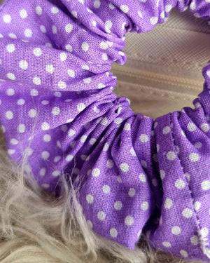 Scrunchie Coletero Lunares lila | HandmadeColetero lunares lila ¡Cuida tu melena con estilo! El Scrunchie coletero de lunares en lila combina un elegante fondo morado con blancos detalles de lunares, creando un accesorio trendy que te hará lucir hermosa.