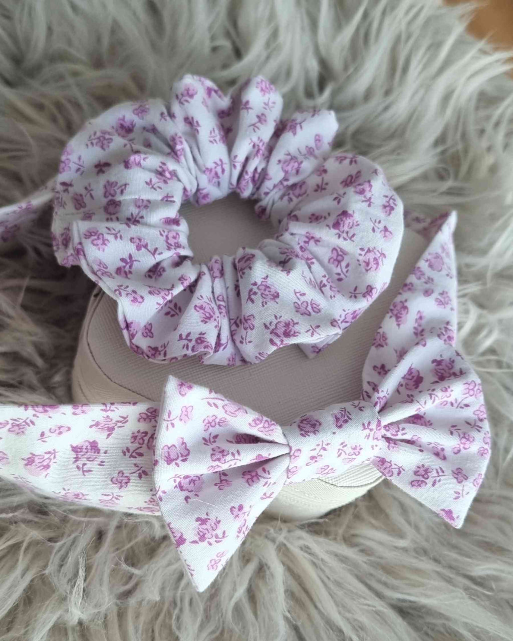 Mama & Me Set Coletero y Cinta Diadema | HandmadeSet mama & me Scrunchie y diadema ¡Presume tu estilo con el emocionante Mama & Me Set! Este maravilloso set incluye un coletero para ti y cinta diadema para tu hija, ¡ambos con flores moradas y lilas! ¡Fabu