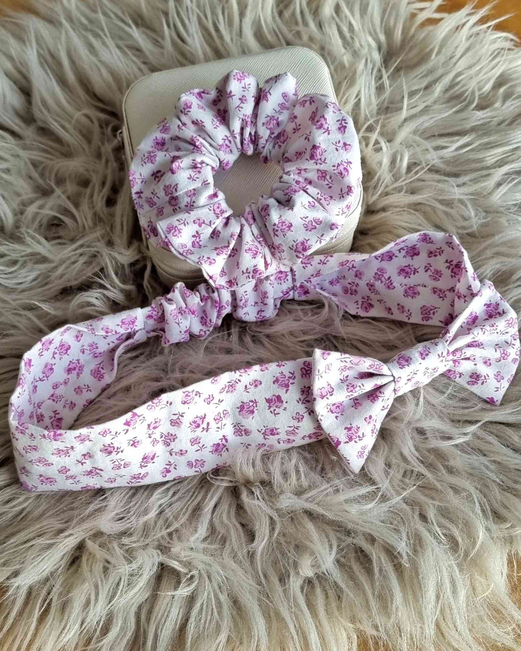 Mama & Me Set Coletero y Cinta Diadema | HandmadeSet mama & me Scrunchie y diadema ¡Presume tu estilo con el emocionante Mama & Me Set! Este maravilloso set incluye un coletero para ti y cinta diadema para tu hija, ¡ambos con flores moradas y lilas! ¡Fabu