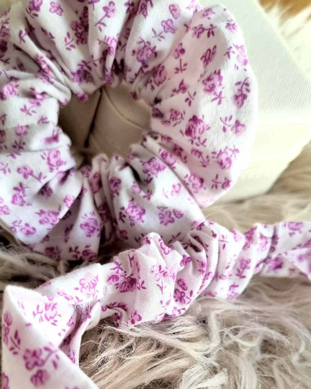 Mama & Me Set Coletero y Cinta Diadema | HandmadeSet mama & me Scrunchie y diadema ¡Presume tu estilo con el emocionante Mama & Me Set! Este maravilloso set incluye un coletero para ti y cinta diadema para tu hija, ¡ambos con flores moradas y lilas! ¡Fabu