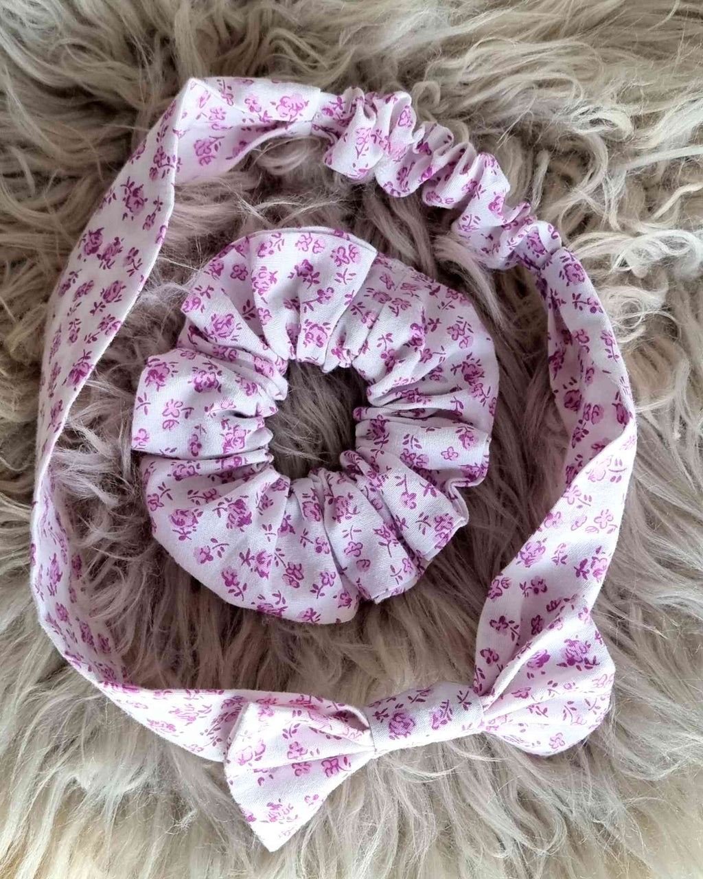 Mama & Me Set Coletero y Cinta Diadema | HandmadeSet mama & me Scrunchie y diadema ¡Presume tu estilo con el emocionante Mama & Me Set! Este maravilloso set incluye un coletero para ti y cinta diadema para tu hija, ¡ambos con flores moradas y lilas! ¡Fabu
