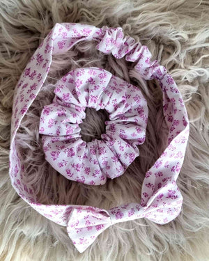 Mama & Me Set Coletero y Cinta Diadema | HandmadeSet mama & me Scrunchie y diadema ¡Presume tu estilo con el emocionante Mama & Me Set! Este maravilloso set incluye un coletero para ti y cinta diadema para tu hija, ¡ambos con flores moradas y lilas! ¡Fabu
