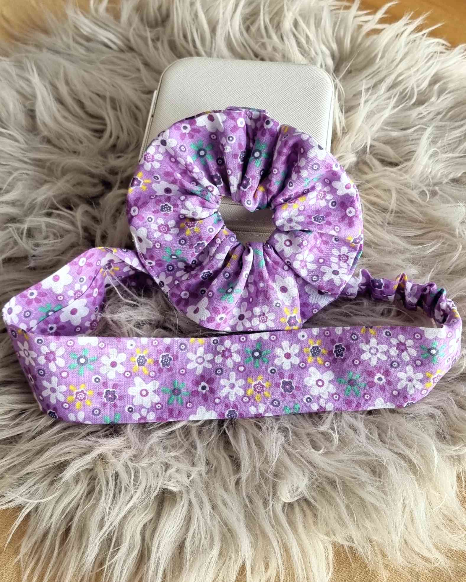 Scrunchie y cinta diadema set . Mama & Me | HandmadeMama & Me set coletero y diadema Expresa tu estilo con este adorable set Mamá & Me. Está diseñado con flores y tonos morados para un look moderno y adorable. Ve de la mano de tu hija con el coletero para