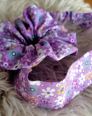 Scrunchie y cinta diadema set . Mama & Me | HandmadeMama & Me set coletero y diadema Expresa tu estilo con este adorable set Mamá & Me. Está diseñado con flores y tonos morados para un look moderno y adorable. Ve de la mano de tu hija con el coletero para