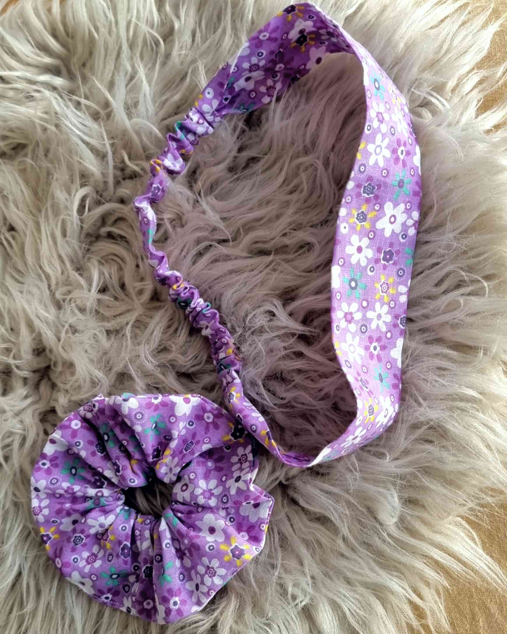 Scrunchie y cinta diadema set . Mama & Me | HandmadeMama & Me set coletero y diadema Expresa tu estilo con este adorable set Mamá & Me. Está diseñado con flores y tonos morados para un look moderno y adorable. Ve de la mano de tu hija con el coletero para