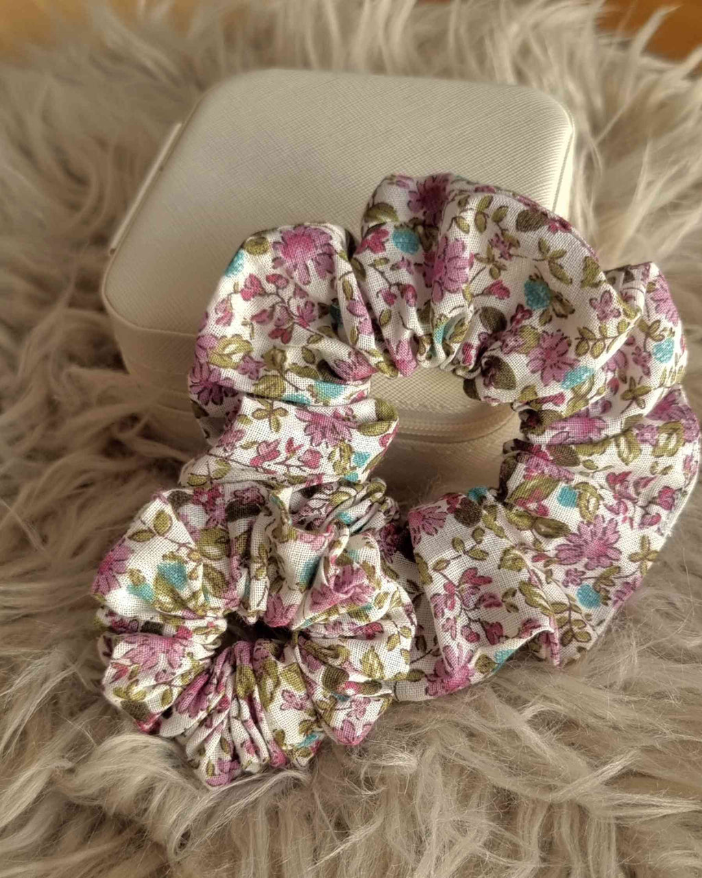 Scrunchie set Mama & Me Vintage FloralMama & Me set scrunchies Disfruta de un encuentro divertido con tu hija usando el set Mama & Me Vintage Floral. El set incluye 2 coleteros de diseño vintage con flores, que no solo son lindos, sino también prácticos y