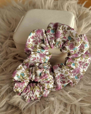 Scrunchie set Mama & Me Vintage FloralMama & Me set scrunchies Disfruta de un encuentro divertido con tu hija usando el set Mama & Me Vintage Floral. El set incluye 2 coleteros de diseño vintage con flores, que no solo son lindos, sino también prácticos y