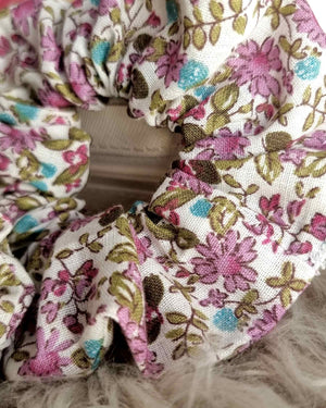 Scrunchie Coletero Vintage Lila | HandmadeColetero Vintage Flores Lleva un look único con el Scrunchie Coletero Vintage Lila. Hecho con tela resistente, este coletero cuenta con hermosas flores vintage que serán la descripción perfecta de tu estilo. Al mi