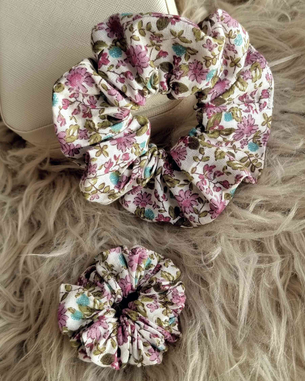 Scrunchie set Mama & Me Vintage FloralMama & Me set scrunchies Disfruta de un encuentro divertido con tu hija usando el set Mama & Me Vintage Floral. El set incluye 2 coleteros de diseño vintage con flores, que no solo son lindos, sino también prácticos y
