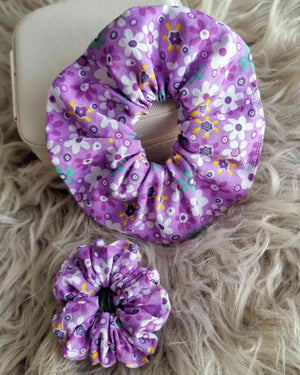 Set Scrunchies Mama Tochter Blumen VintageSet mama & me coleteros lila ¡Vive el momento con nosotros! Desata tu lado aventurero con el Set para mama e hija de scrunchies o coleteros Mama & Me Spring Lila. El set viene con dos bonitas scrunchies de flores