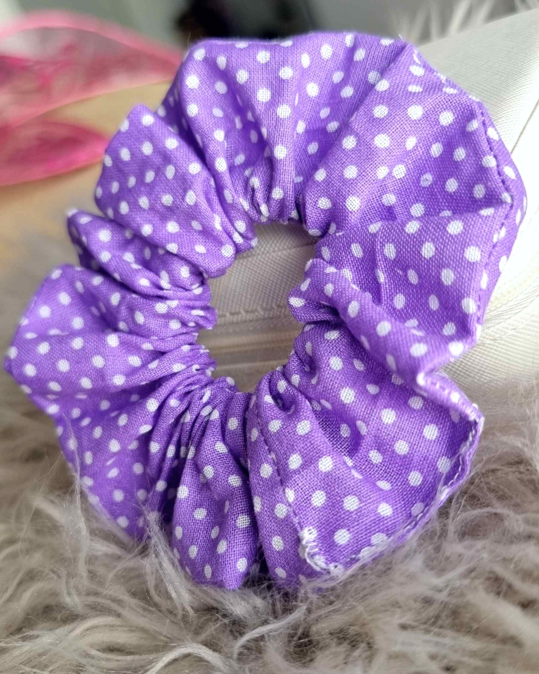 Scrunchie Coletero Lunares lila | HandmadeColetero lunares lila ¡Cuida tu melena con estilo! El Scrunchie coletero de lunares en lila combina un elegante fondo morado con blancos detalles de lunares, creando un accesorio trendy que te hará lucir hermosa.