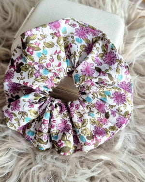 Scrunchie Coletero Vintage Lila | HandmadeColetero Vintage Flores Lleva un look único con el Scrunchie Coletero Vintage Lila. Hecho con tela resistente, este coletero cuenta con hermosas flores vintage que serán la descripción perfecta de tu estilo. Al mi