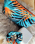 Set Scrunchie y neceser Tropical Vibrante | HandmadeSet Coletero y Bolsa Neceser Este Set Tropical vibrante es una obra maestra artesanal hecha con amor para tus necesidades de estilo este verano. El set incluye un coletero y un neceser para guardar todos