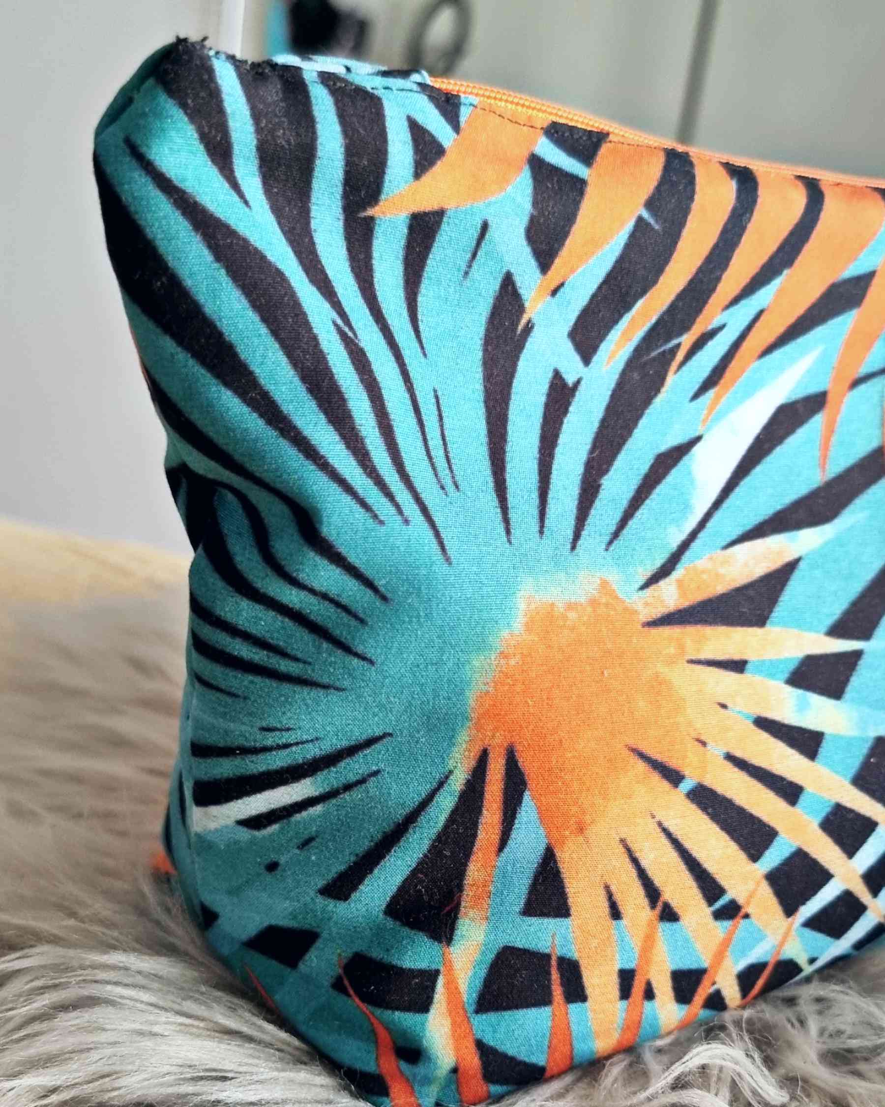 Set Scrunchie y neceser Tropical Vibrante | HandmadeSet Coletero y Bolsa Neceser Este Set Tropical vibrante es una obra maestra artesanal hecha con amor para tus necesidades de estilo este verano. El set incluye un coletero y un neceser para guardar todos