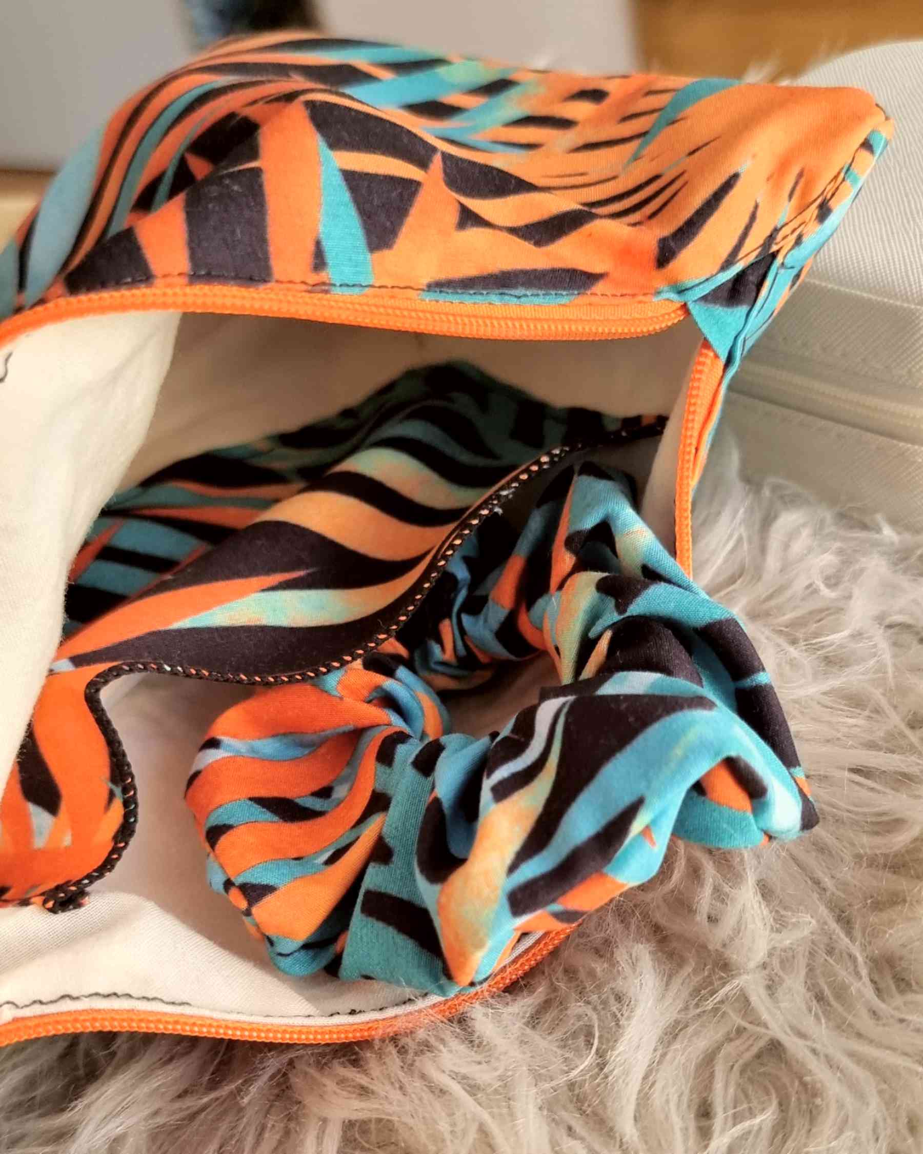 Set Scrunchie y neceser Tropical Vibrante | HandmadeSet Coletero y Bolsa Neceser Este Set Tropical vibrante es una obra maestra artesanal hecha con amor para tus necesidades de estilo este verano. El set incluye un coletero y un neceser para guardar todos