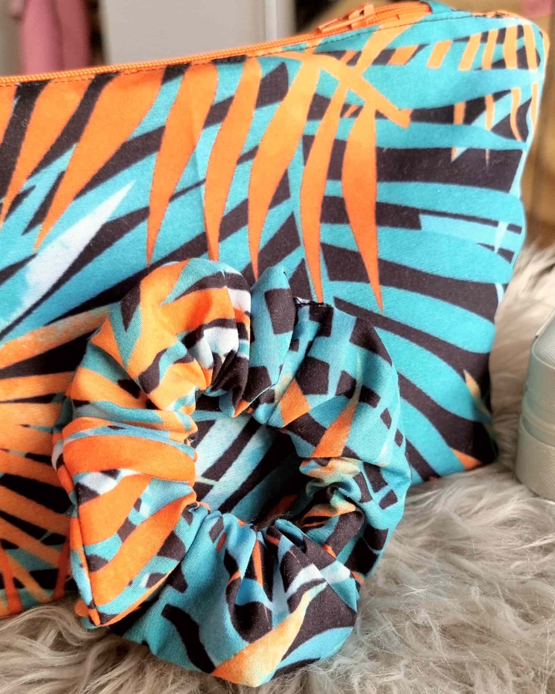 Set Scrunchie y neceser Tropical Vibrante | HandmadeSet Coletero y Bolsa Neceser Este Set Tropical vibrante es una obra maestra artesanal hecha con amor para tus necesidades de estilo este verano. El set incluye un coletero y un neceser para guardar todos