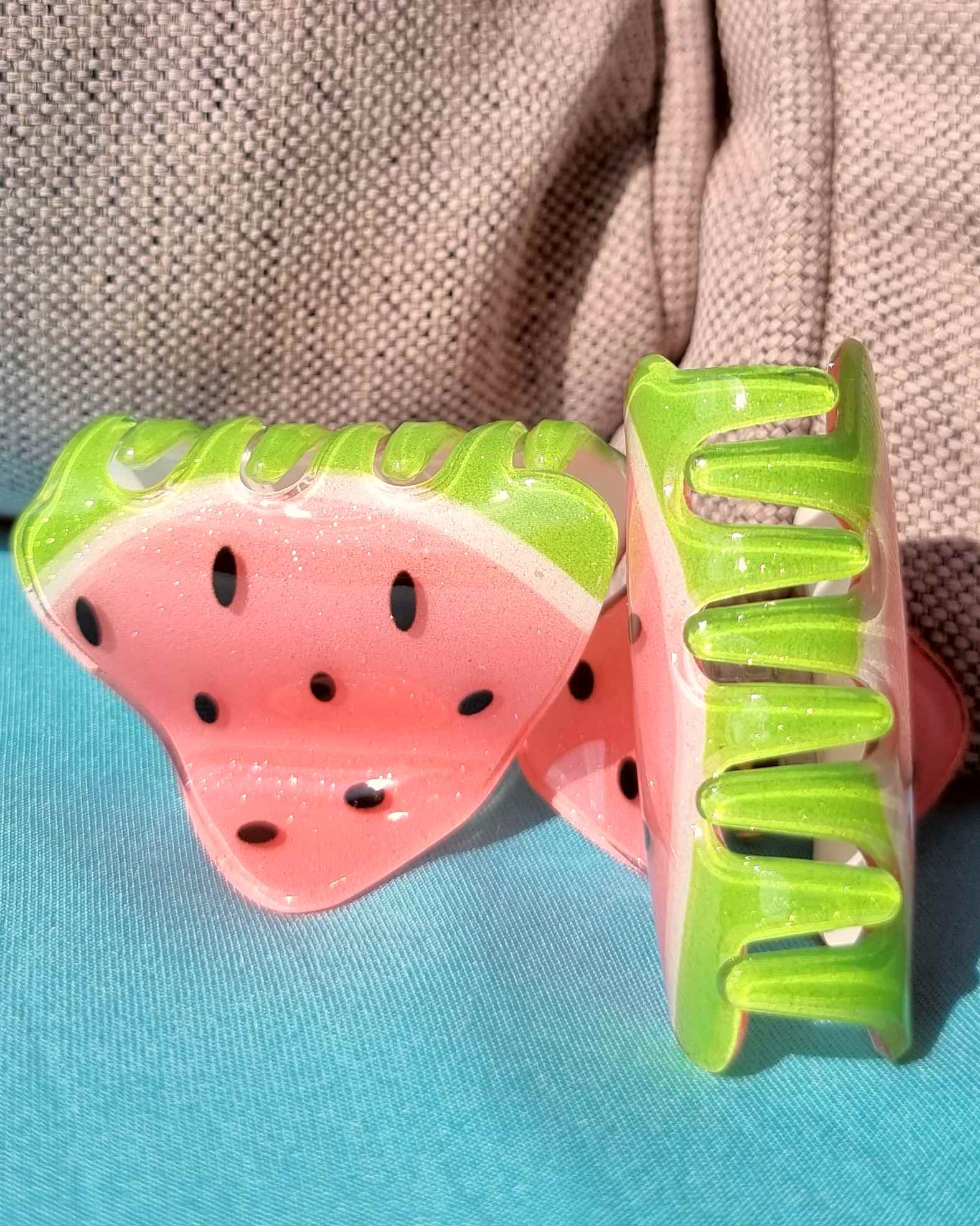 Gancho Cabello Sandia | HaarklammerPinza de pelo Sandia ¡Disfruta del verano con el Gancho Cabello Sandia! Diseñada con un divertido motivo de sandía combinado con brillantina, este gancho es único para lucir durante toda la temporada. ¡Combina tu look co