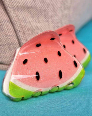 Gancho Cabello Sandia | HaarklammerPinza de pelo Sandia ¡Disfruta del verano con el Gancho Cabello Sandia! Diseñada con un divertido motivo de sandía combinado con brillantina, este gancho es único para lucir durante toda la temporada. ¡Combina tu look co