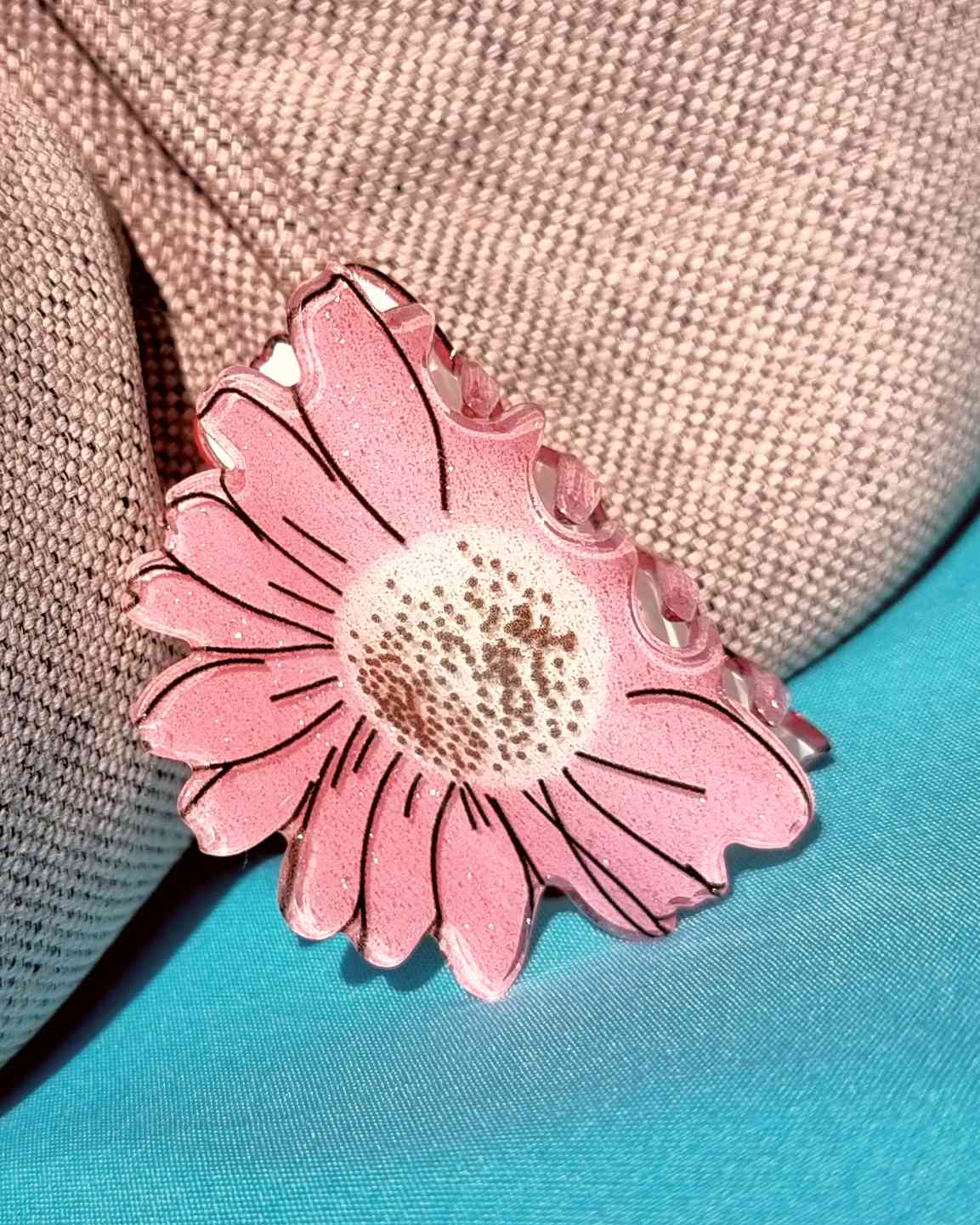 Gancho Cabello Flor Pink | Haarklammer Blumen PinkGancho cabello flor rosa ¡Encantador! El Gancho Cabello Flor Pink te hará lucir única. Eleva tu look con este hermoso diseño de flor, adornado con tonos rosados y brillantinas - ¡tan brillante como el sol!