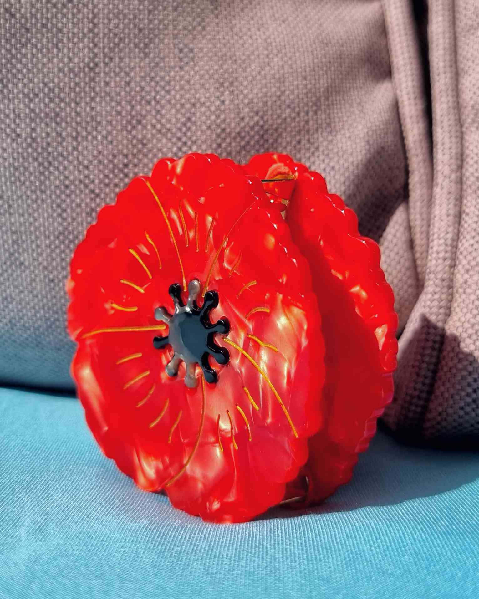 Gancho cabello Amapola | Haarklammer BlumenGancho cabello amapola ¡Lucir hermosa es fácil! Disfruta de la frescura y la alegría de la naturaleza con el Gancho Cabello Amapola. Con una hermosa flor roja de amapola en su punza, este práctico gancho de pelo