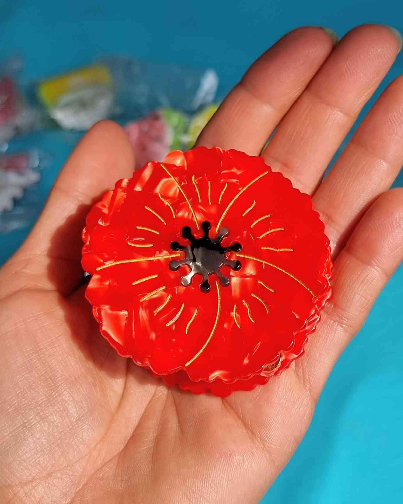 Gancho cabello Amapola | Haarklammer BlumenGancho cabello amapola ¡Lucir hermosa es fácil! Disfruta de la frescura y la alegría de la naturaleza con el Gancho Cabello Amapola. Con una hermosa flor roja de amapola en su punza, este práctico gancho de pelo