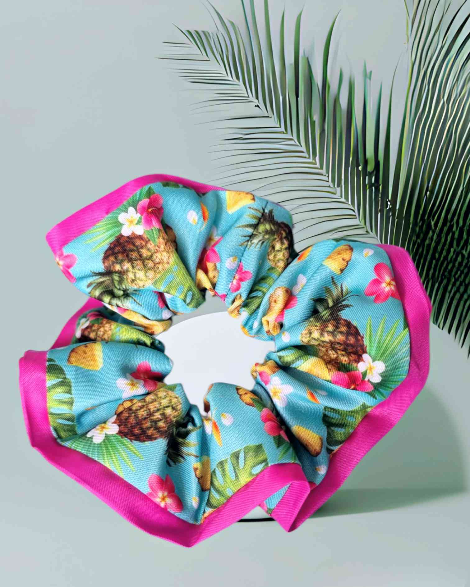 Bikini Bag & Scrunchie Set Bahamas HandmadeColetero & Bolsa Cosmética Bahamas ¡Por fin! Tu equipo para el día perfecto en la playa. Nuestro Bikini Bag & Scrunchie Set Bahamas te permite guardar tu traje de baño y accesorios con estilo . Diseño tropical y