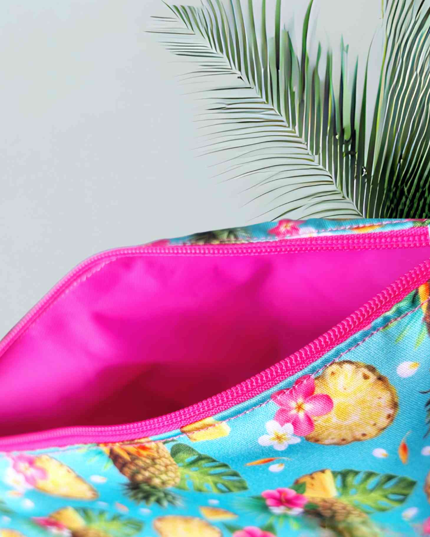 Bikini Bag & Scrunchie Set Bahamas HandmadeColetero & Bolsa Cosmética Bahamas ¡Por fin! Tu equipo para el día perfecto en la playa. Nuestro Bikini Bag & Scrunchie Set Bahamas te permite guardar tu traje de baño y accesorios con estilo . Diseño tropical y