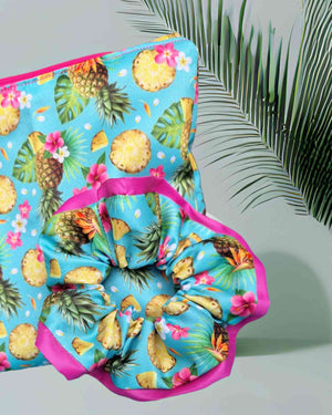Bikini Bag & Scrunchie Set Bahamas HandmadeColetero & Bolsa Cosmética Bahamas ¡Por fin! Tu equipo para el día perfecto en la playa. Nuestro Bikini Bag & Scrunchie Set Bahamas te permite guardar tu traje de baño y accesorios con estilo . Diseño tropical y
