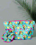 Bikini Bag & Scrunchie Set Bahamas HandmadeColetero & Bolsa Cosmética Bahamas ¡Por fin! Tu equipo para el día perfecto en la playa. Nuestro Bikini Bag & Scrunchie Set Bahamas te permite guardar tu traje de baño y accesorios con estilo . Diseño tropical y