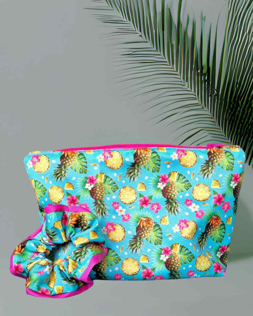 Bikini Bag & Scrunchie Set Bahamas HandmadeColetero & Bolsa Cosmética Bahamas ¡Por fin! Tu equipo para el día perfecto en la playa. Nuestro Bikini Bag & Scrunchie Set Bahamas te permite guardar tu traje de baño y accesorios con estilo . Diseño tropical y