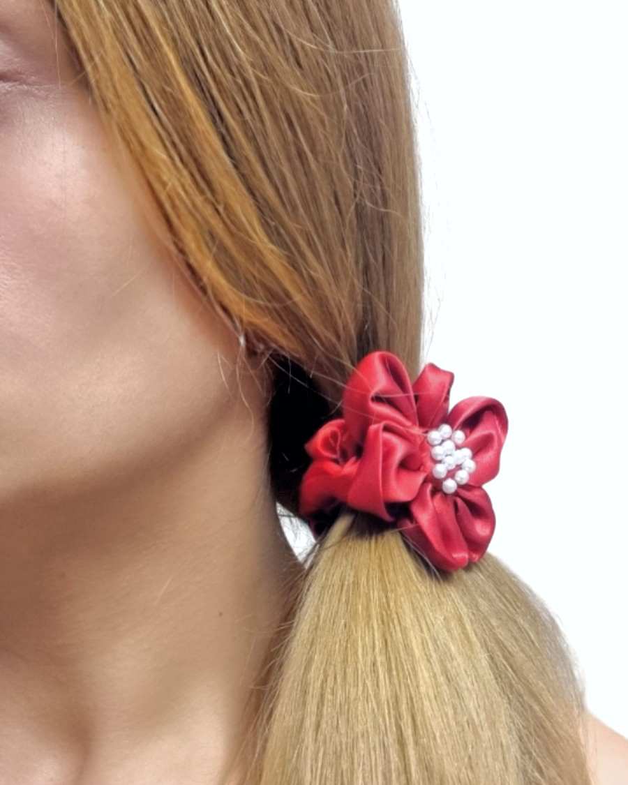 Scrunchie Satinado Pearl Glam | Haargummi Silk Pearl GlamHaargummi Satin Pearl ¡El Scrunchie Satinado Pearl Glam es el complemento perfecto para un look glamuroso! Un coletero elástico con forma flor con perlas decorativas. ¡Elegante, sofisticado y versát