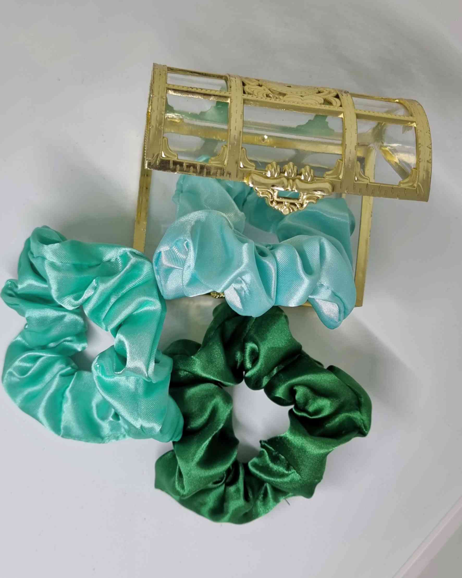 Scrunchie Satin Box BeachColeteros Box Beach ¡Descubre la belleza de nuestro Scrunchie Satin Box Beach! Estos coleteros están hechos a mano con suave satín, ideal para proteger y cuidar tu cabello con estilo. Disponibles en una combinación tonal de tres c