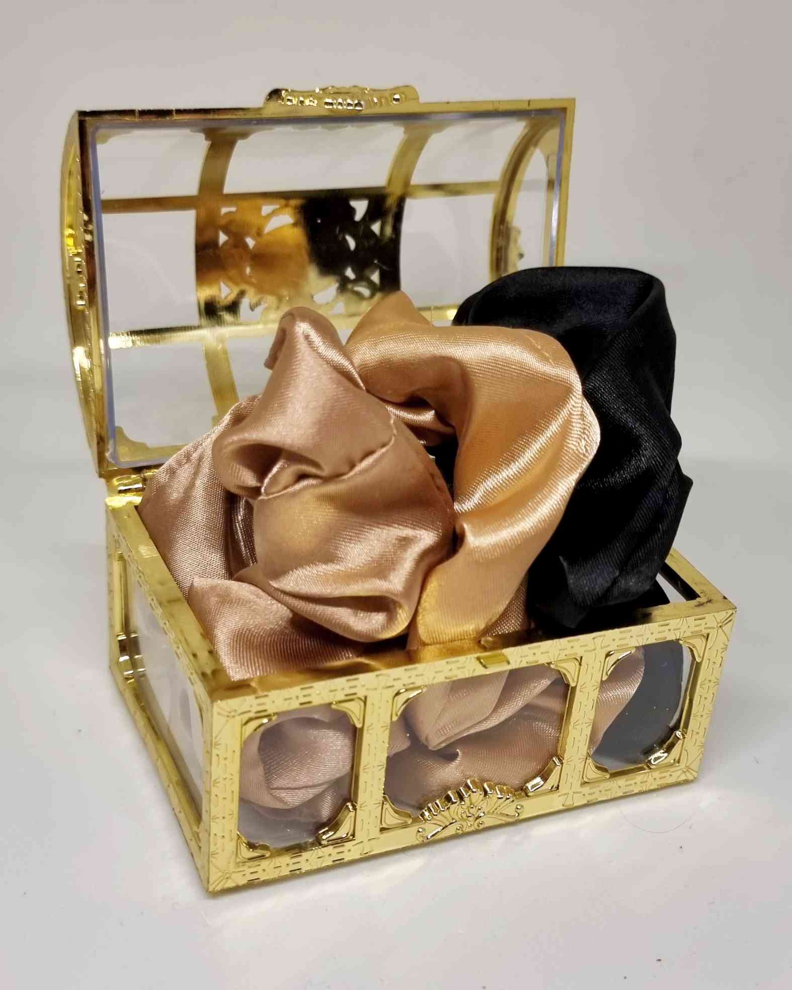 Scrunchies Glamour Satin Set | Haargummi Satin SetColeteros Glamour Satin Descubre los coleteros glamour de satén de la colección Scrunchies Glam. Estos tres coleteros con tonos dorados y negro son ideales para uso diario y miden 10 cm. Adquiérelos en caj