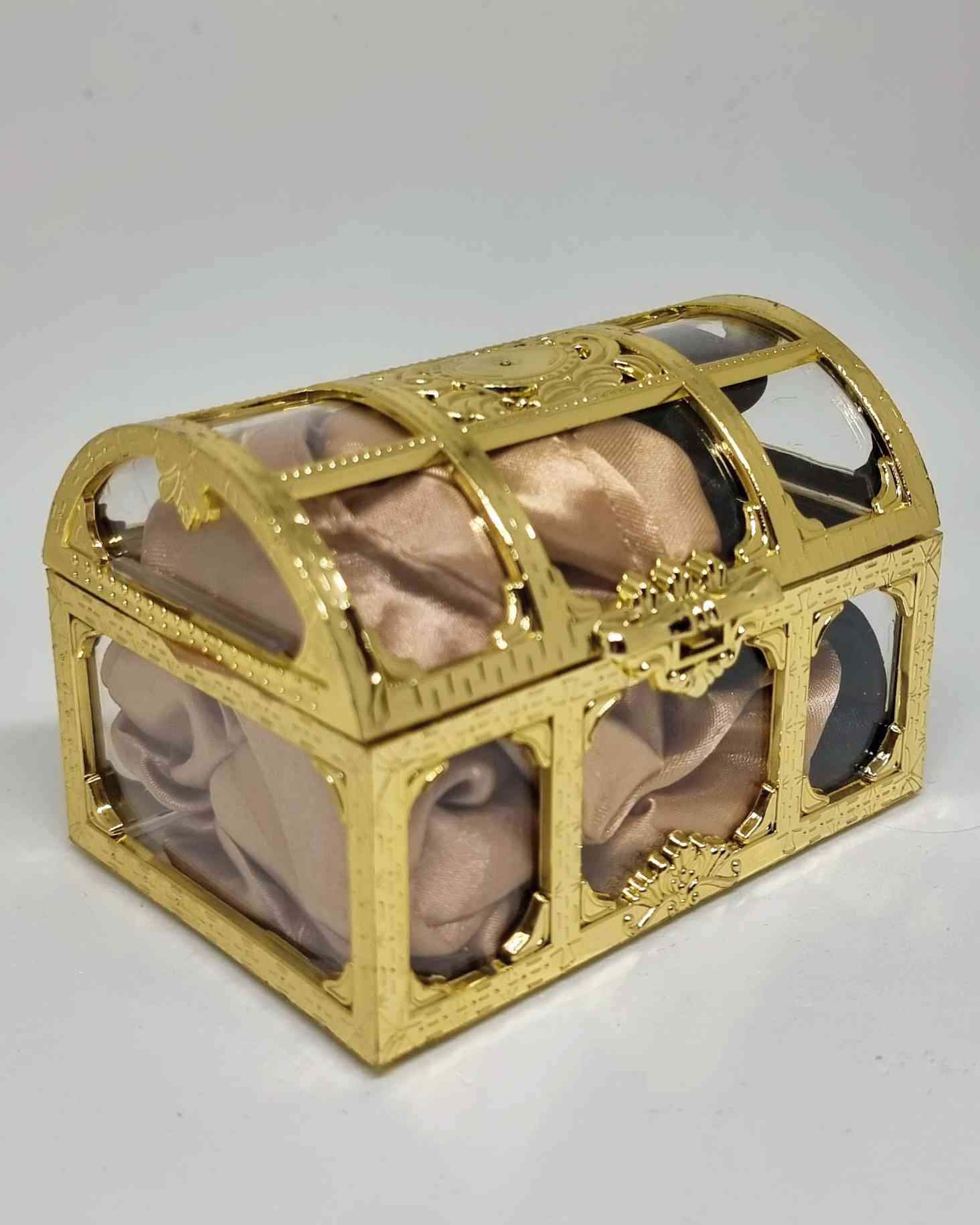 Scrunchies Glamour Satin Set | Haargummi Satin SetColeteros Glamour Satin Descubre los coleteros glamour de satén de la colección Scrunchies Glam. Estos tres coleteros con tonos dorados y negro son ideales para uso diario y miden 10 cm. Adquiérelos en caj