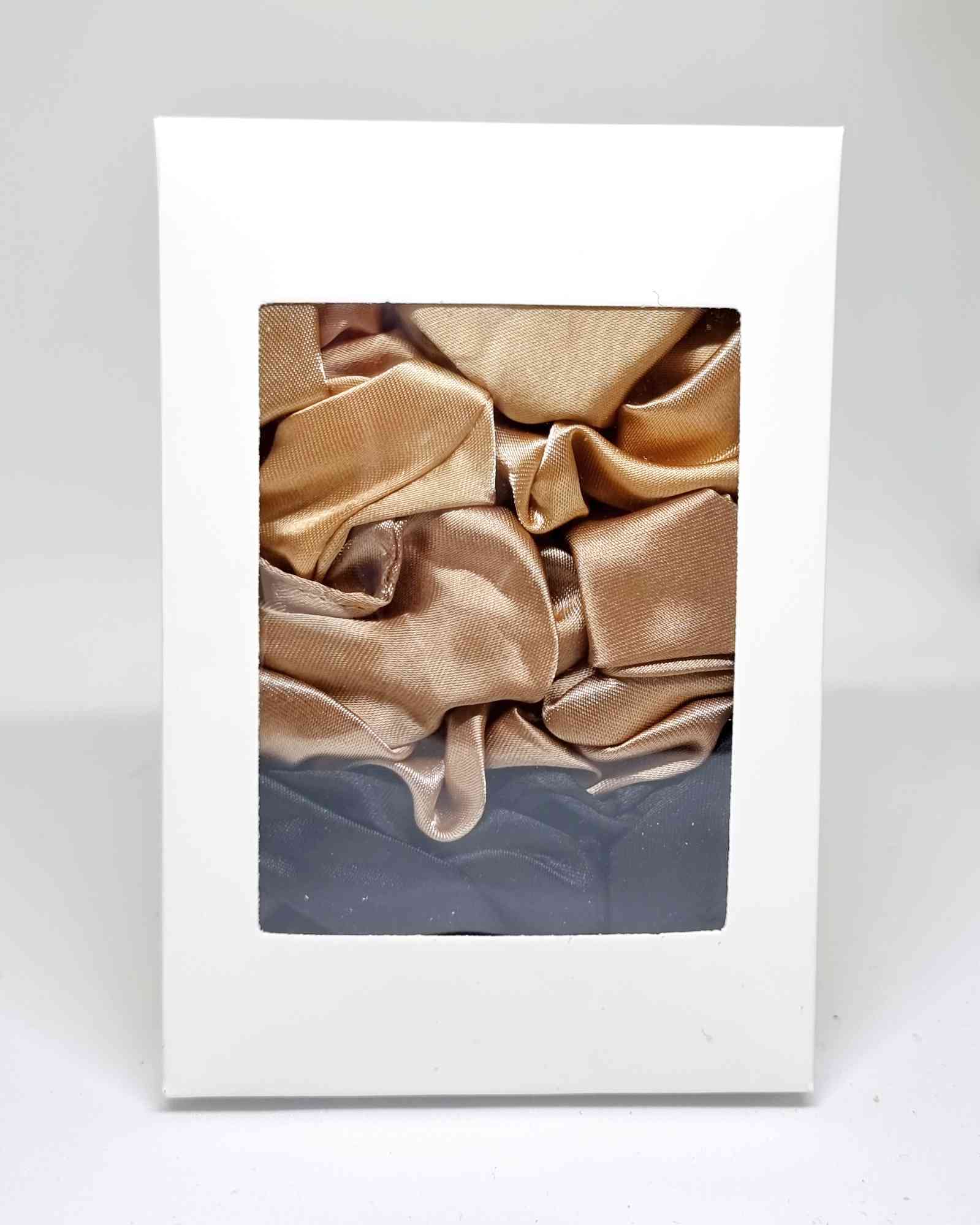 Scrunchies Glamour Satin Set | Haargummi Satin SetColeteros Glamour Satin Descubre los coleteros glamour de satén de la colección Scrunchies Glam. Estos tres coleteros con tonos dorados y negro son ideales para uso diario y miden 10 cm. Adquiérelos en caj