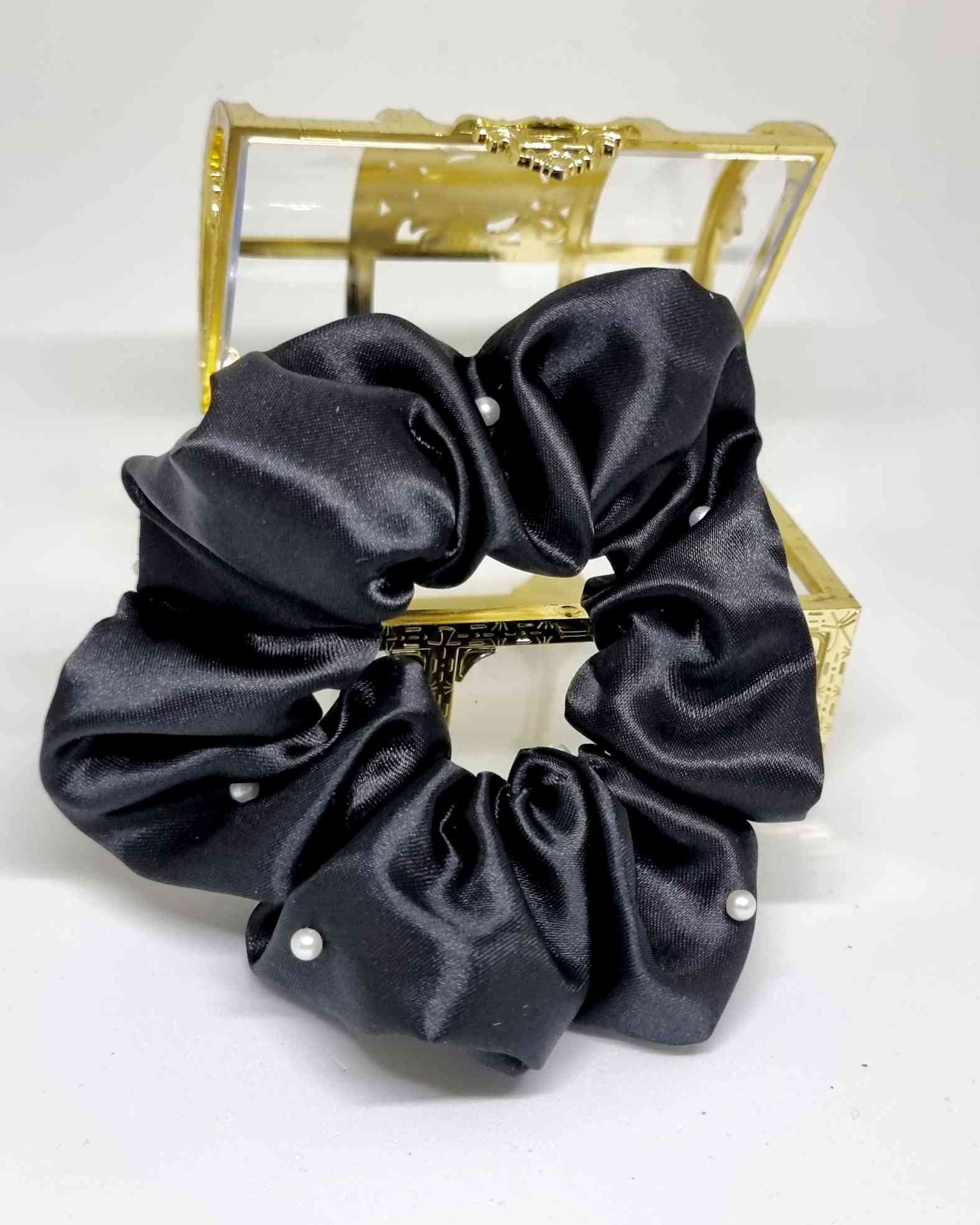 Scrunchie Glam Satin Perlas | Perlen Haargummi SatinScrunchie Black Silk Este hermoso scrunchie de satén con perlas es la perfecta combinación para un look femenino y glamuroso. Las perlas son de calidad superior, asegurando detalles duraderos. El scrunch