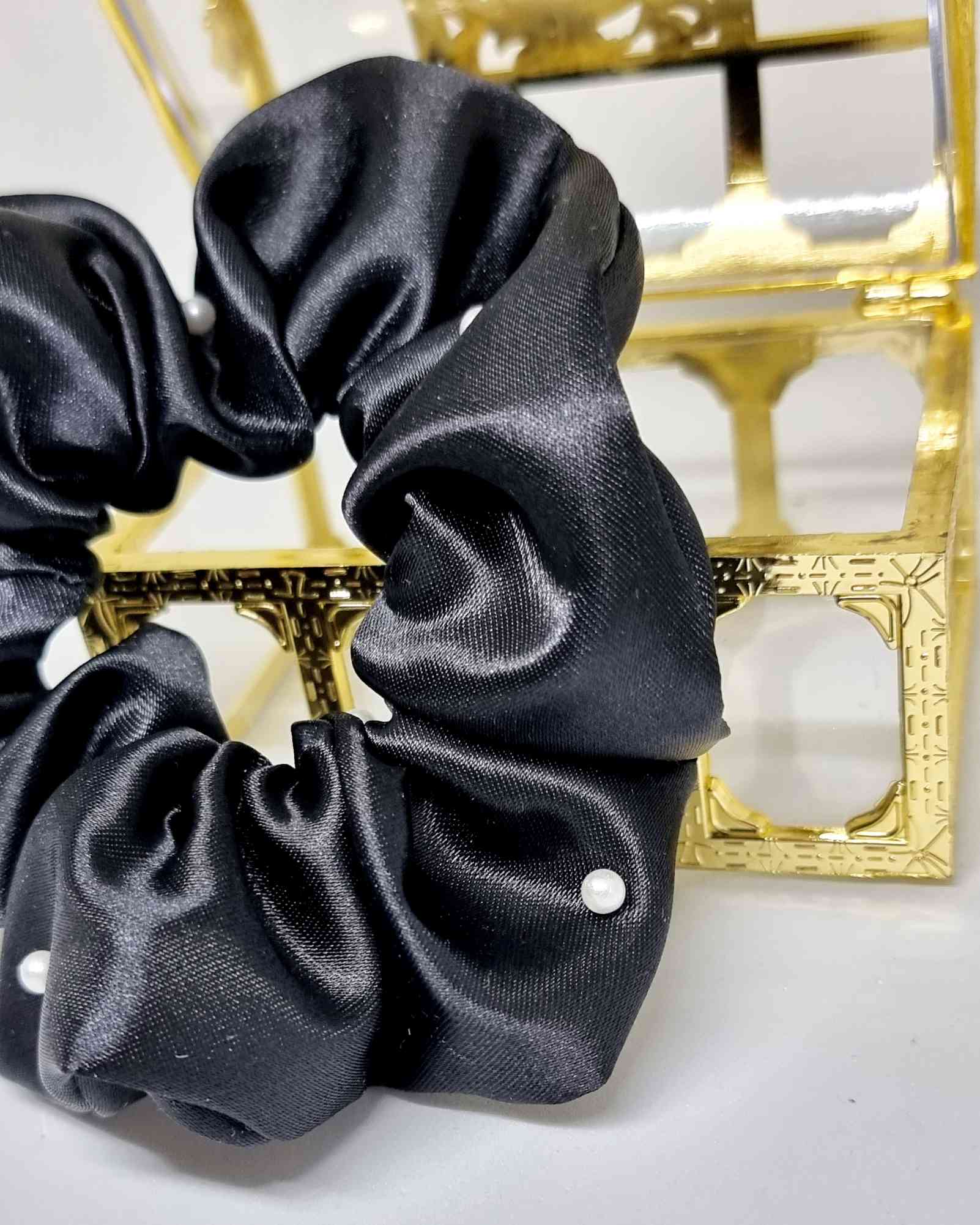 Scrunchie Glam Satin Perlas | Perlen Haargummi SatinScrunchie Black Silk Este hermoso scrunchie de satén con perlas es la perfecta combinación para un look femenino y glamuroso. Las perlas son de calidad superior, asegurando detalles duraderos. El scrunch