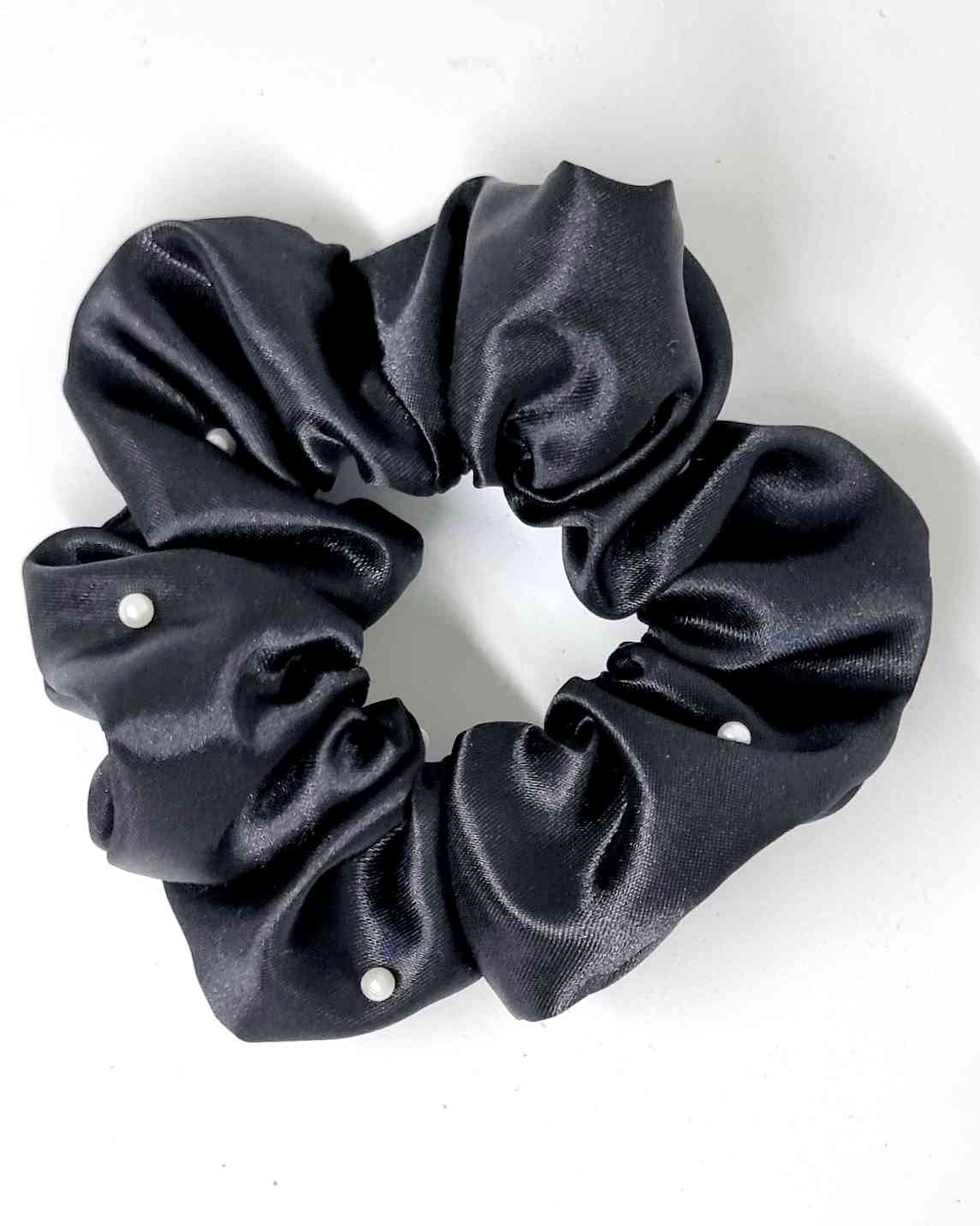 Scrunchie Glam Satin Perlas | Perlen Haargummi SatinScrunchie Black Silk Este hermoso scrunchie de satén con perlas es la perfecta combinación para un look femenino y glamuroso. Las perlas son de calidad superior, asegurando detalles duraderos. El scrunch