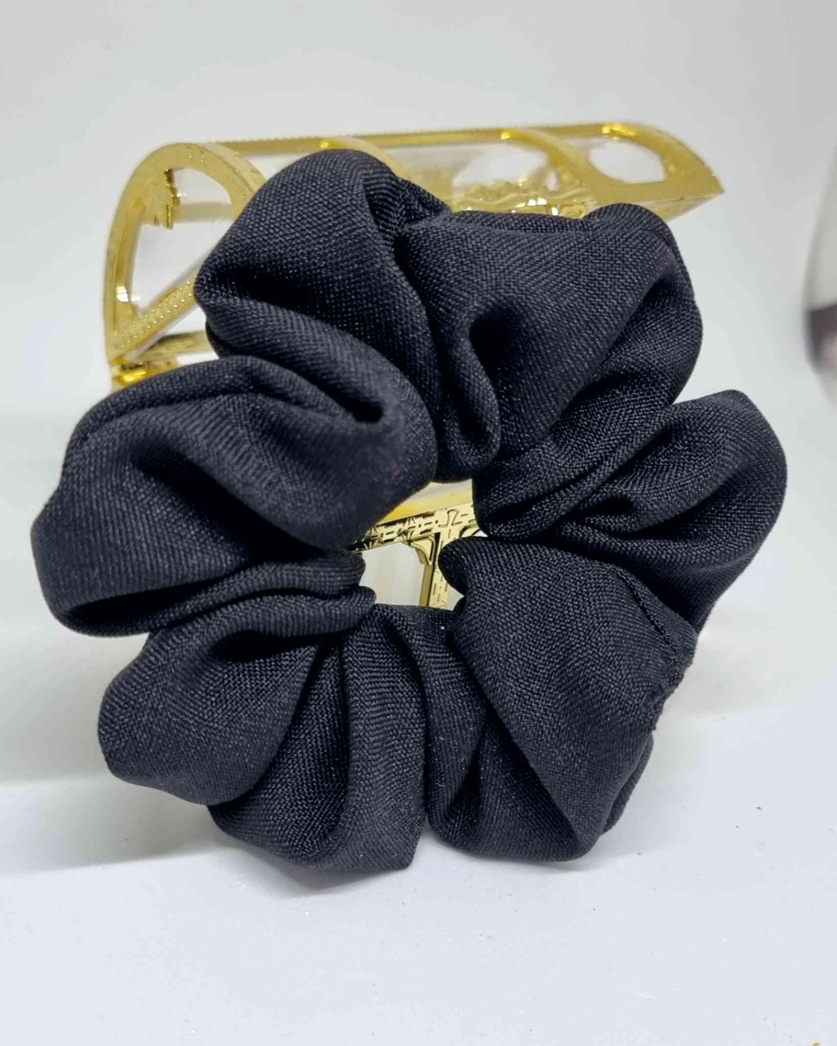Scrunchie Basico Negro | Schwarz HarrgummiColetero Básico Negro ¡Toma tu look diario al siguiente nivel con nuestro Scrunchie básico negro ! Diseñado con algodón para una mayor protección para tu cabello, este coletero tiene un tamaño de 12cm para un uso
