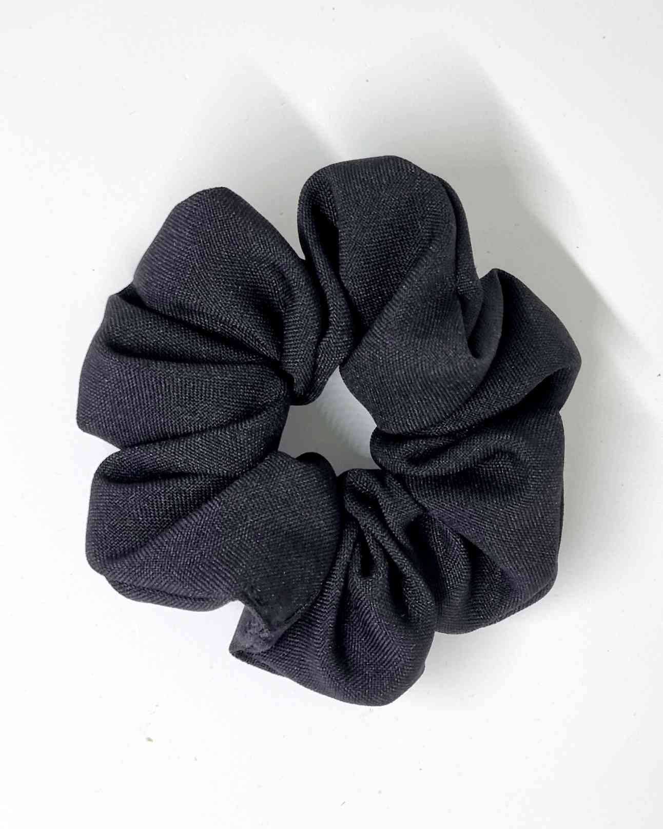 Scrunchie Basico Negro | Schwarz HarrgummiColetero Básico Negro ¡Toma tu look diario al siguiente nivel con nuestro Scrunchie básico negro ! Diseñado con algodón para una mayor protección para tu cabello, este coletero tiene un tamaño de 12cm para un uso