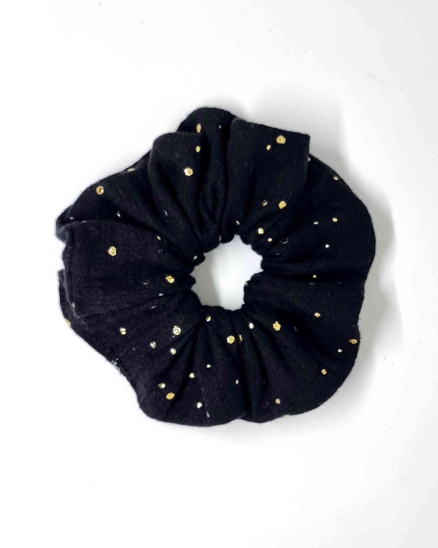 Scrunchie Muselina Negro Detalles GoldScrunchie Musselin Negro Gold Siente la comodidad y el estilo de este Scrunchie Muselina Negro Detalles Gold. Hecho a mano en una tela suave muselina, te sentirás siempre cómoda y elegante con sus detalles de lunares