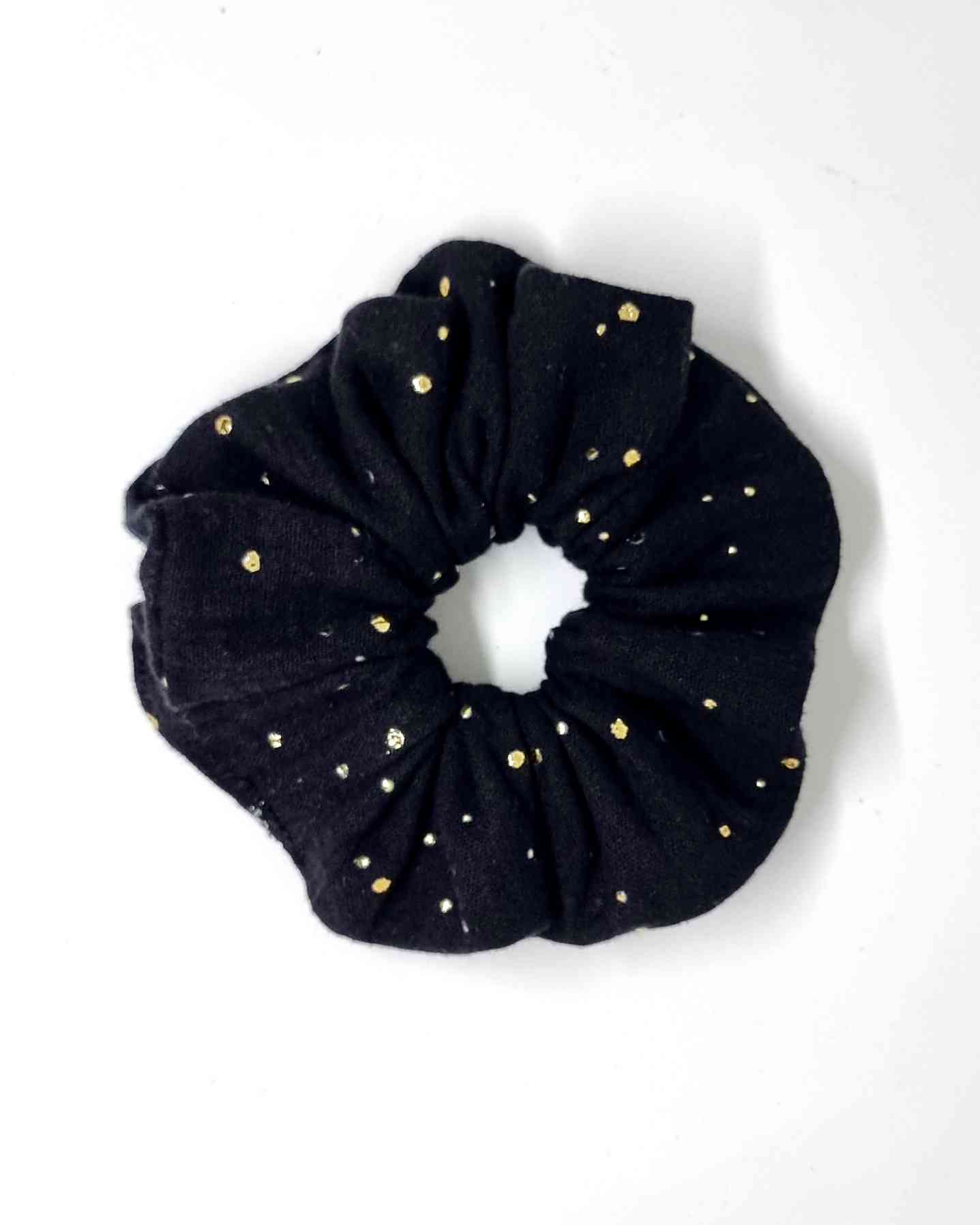 Scrunchie Muselina Negro Detalles Gold