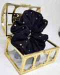 Scrunchie Muselina Negro Detalles GoldScrunchie Musselin Negro Gold Siente la comodidad y el estilo de este Scrunchie Muselina Negro Detalles Gold. Hecho a mano en una tela suave muselina, te sentirás siempre cómoda y elegante con sus detalles de lunares