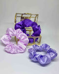 Scrunchie Box ViolettBox 3 Coletero Satinado Violett ¡Recarga tu peinado con este box de 3 scrunchies violetas! Hechos a mano para mimar tu cabello, ¡son los accesorios perfectos para lucir espectacular! ¡Tres tonos morados, cuidarán de ti en cada ocasión